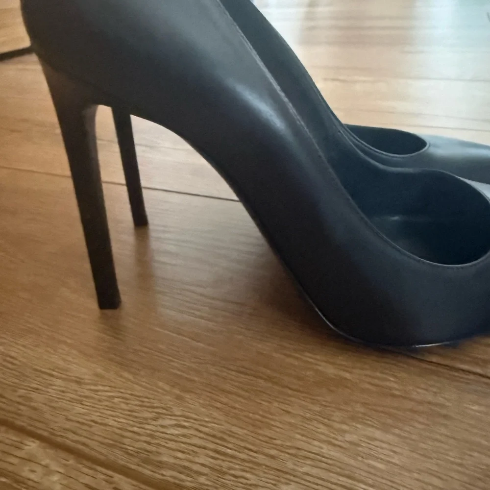 Saint Laurent Black Leather Pointed-Toe Pumps - Picture 3 of 6